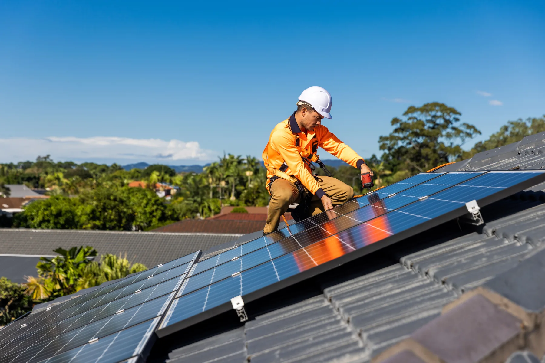 Technicien MATEA en pose de panneaux photovoltaïques sur toiture
