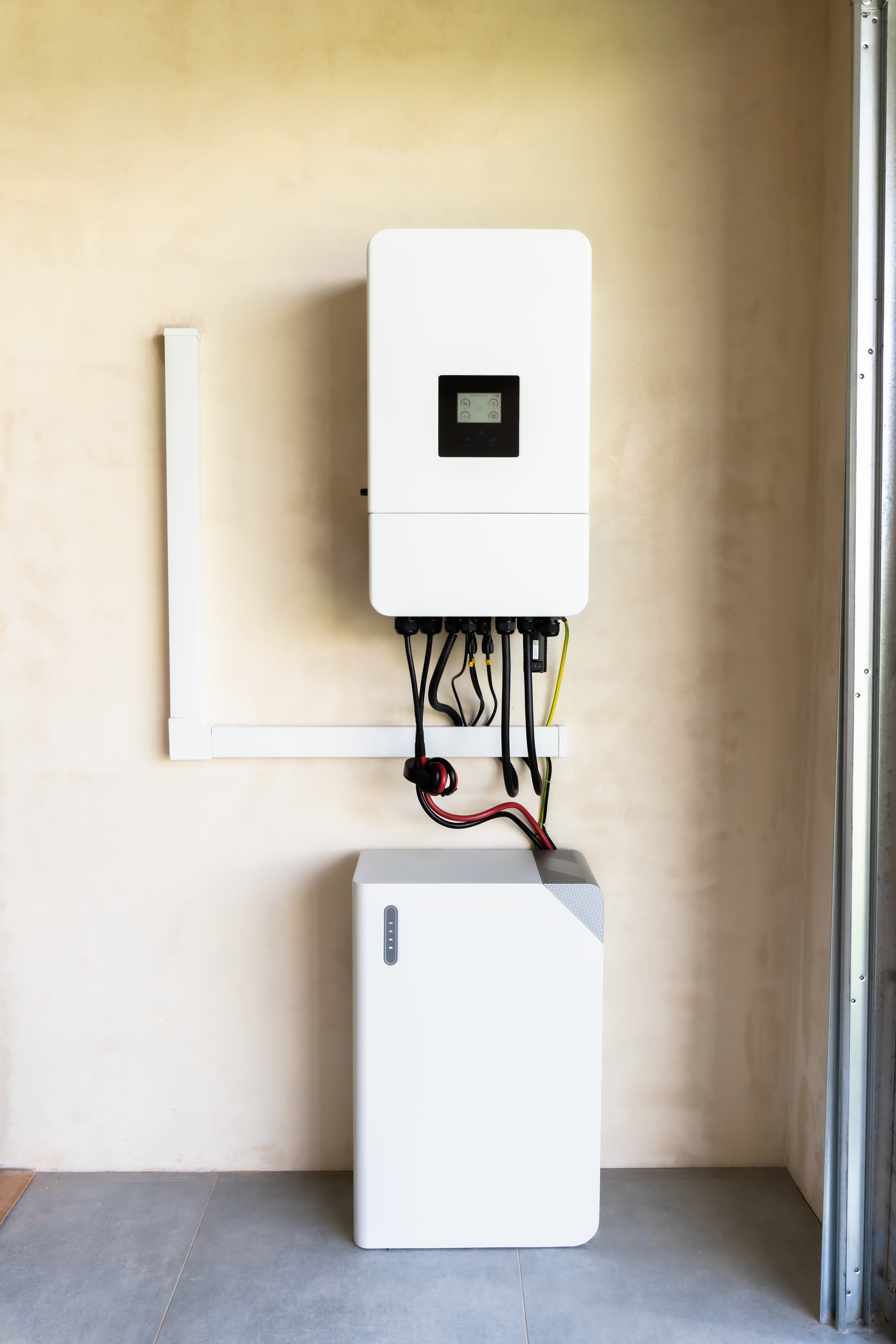 Onduleur hybride et batterie de stockage installés en garage