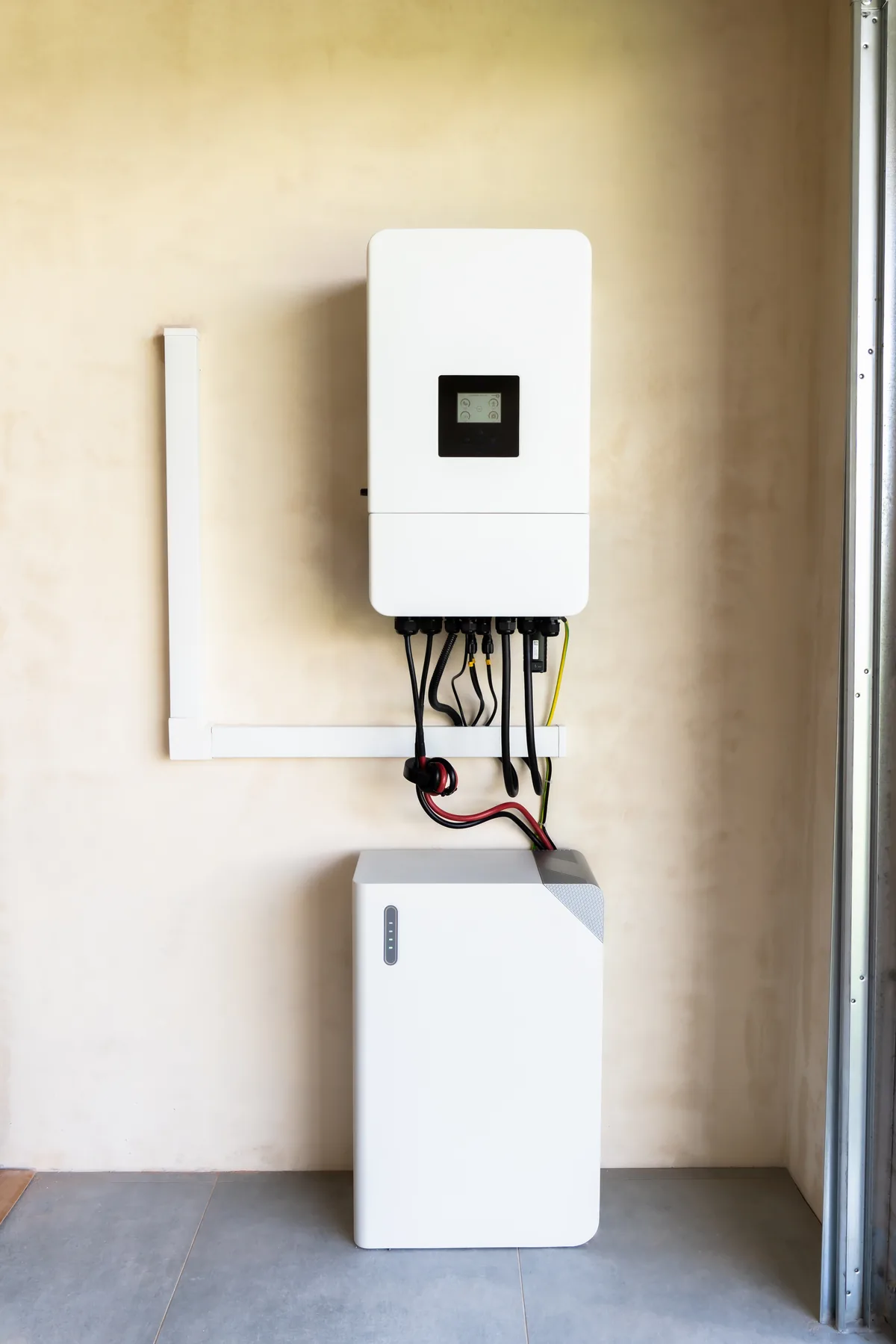 Onduleur hybride et batterie de stockage installés en garage